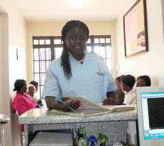 unsere Senior-Nurse Nelly an der Reception unseres CHC Medical Centers