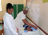 Eine Mutter aus Buru-Buru ist froh, dass die Bronchitis ihres 3 Monate altem Sohn Benjamin endlich behandelt werden kann.
