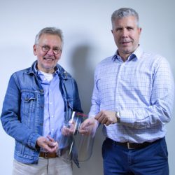 Kinderarzt Dr Matthias Gründler und rechts Thomas Pfaff von Seufert GmbH