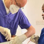 Dr. Thomas und Jane im Behandlungszimmer