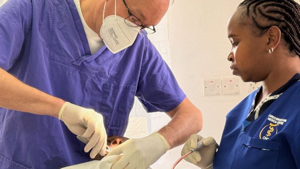 Dr. Thomas und Jane im Behandlungszimmer